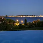 Luxury Seafront With Heated Infinity Pool Villa