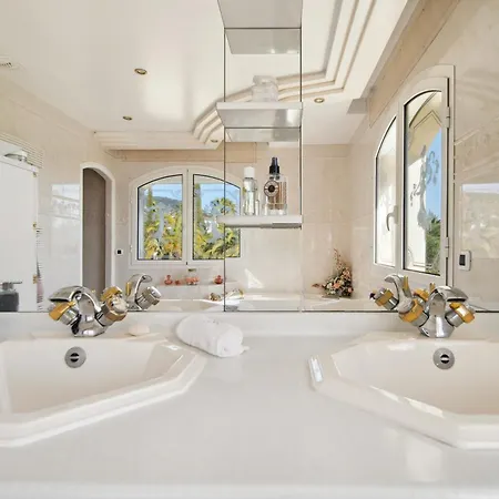 Luxury Seafront Villa With Heated Infinity Pool 빌라 *