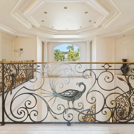 빌라 Luxury Seafront Villa With Heated Infinity Pool 그리모