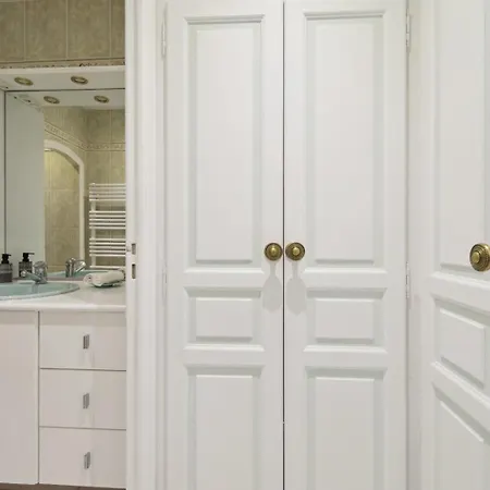 Luxury Seafront Villa With Heated Infinity Pool 빌라 그리모