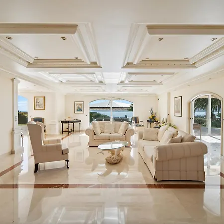 Luxury Seafront Villa With Heated Infinity Pool 빌라