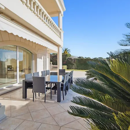 Luxury Seafront Villa With Heated Infinity Pool 그리모