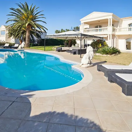 빌라 Luxury Seafront Villa With Heated Infinity Pool 그리모