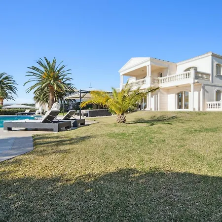 Вилла Luxury Seafront With Heated Infinity Pool *