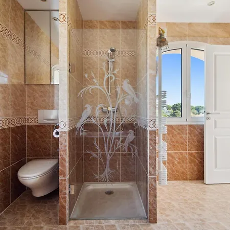 Вилла Luxury Seafront With Heated Infinity Pool