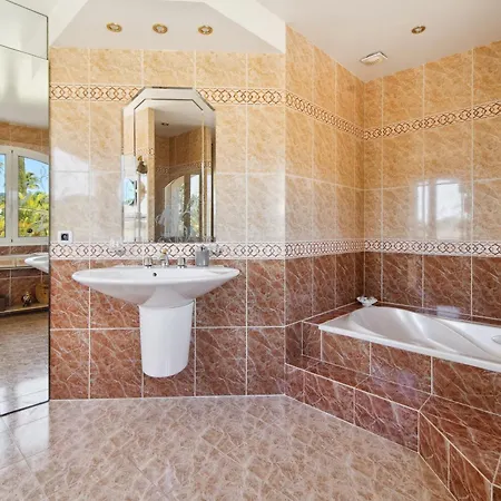 Luxury Seafront Villa With Heated Infinity Pool 빌라