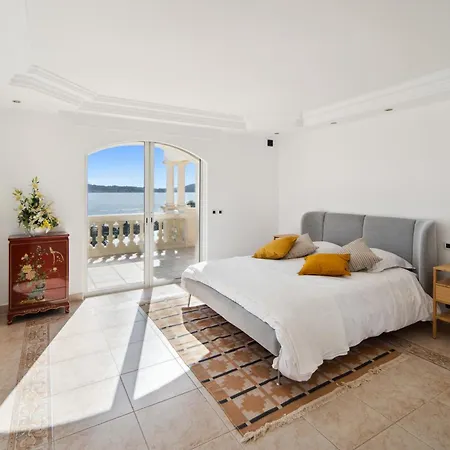 Вилла Luxury Seafront With Heated Infinity Pool