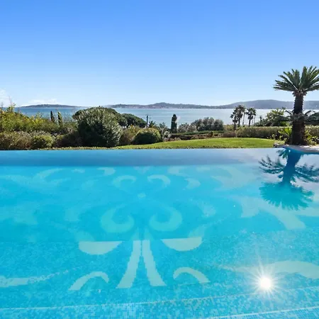 Luxury Seafront Villa With Heated Infinity Pool 빌라