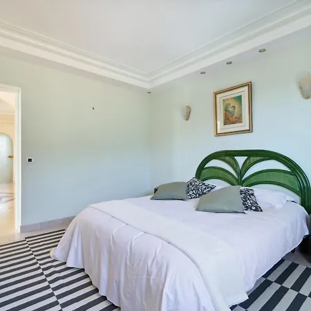 Вилла Luxury Seafront With Heated Infinity Pool