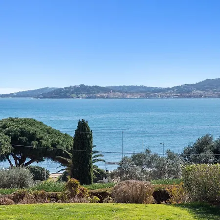 Luxury Seafront Villa With Heated Infinity Pool