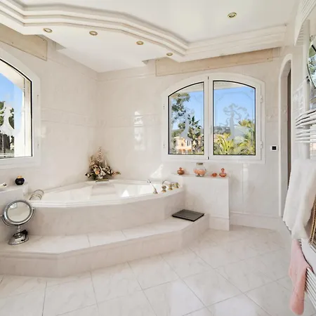 Luxury Seafront With Heated Infinity Pool Villa