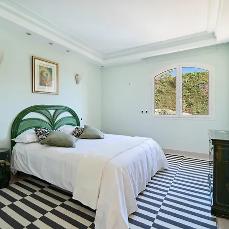 Luxury Seafront With Heated Infinity Pool Гримо