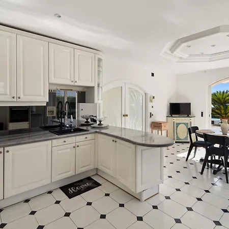 Вилла Luxury Seafront With Heated Infinity Pool *