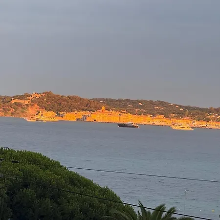 Вилла Luxury Seafront With Heated Infinity Pool