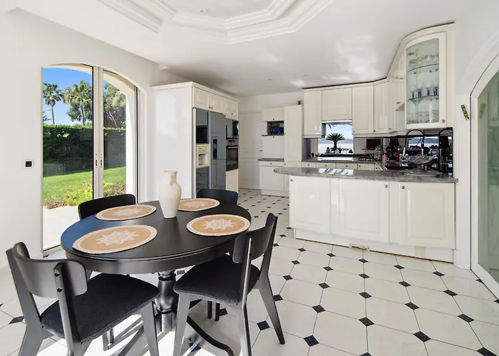 Villa Luxury Seafront With Heated Infinity Pool